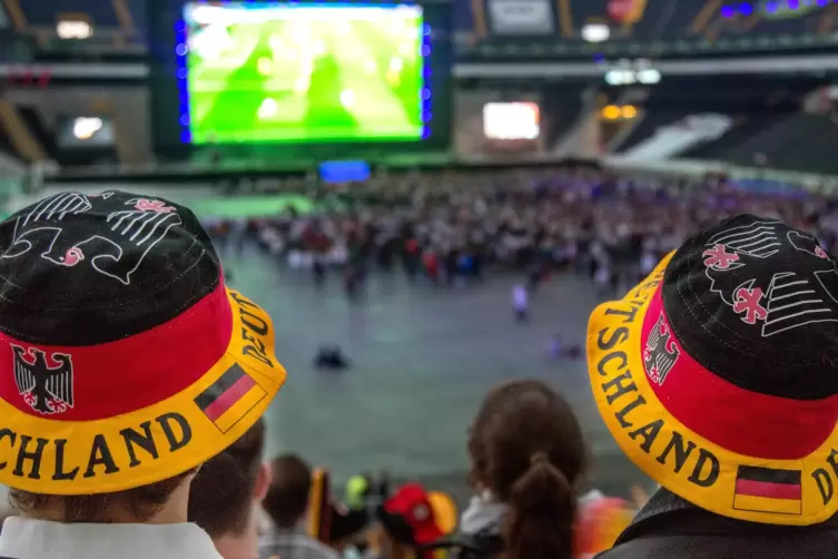 Die Fußballweltmeisterschaft in Katar rückt näher, die Begeisterung der Fans fürs sonst so beliebte Public Viewing hält sich in 