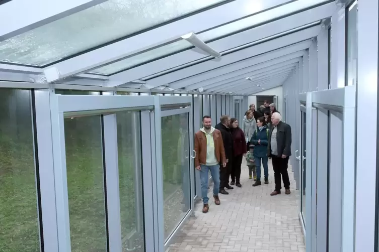 Steffen Antweiler (2.v.l.) zeigt Besuchern den neuen Verbindungsgang der Zellertalschule.