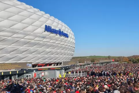Die Football-Fans in München konnten es kaum erwarten, ins Stadion gelassen zu werden. 