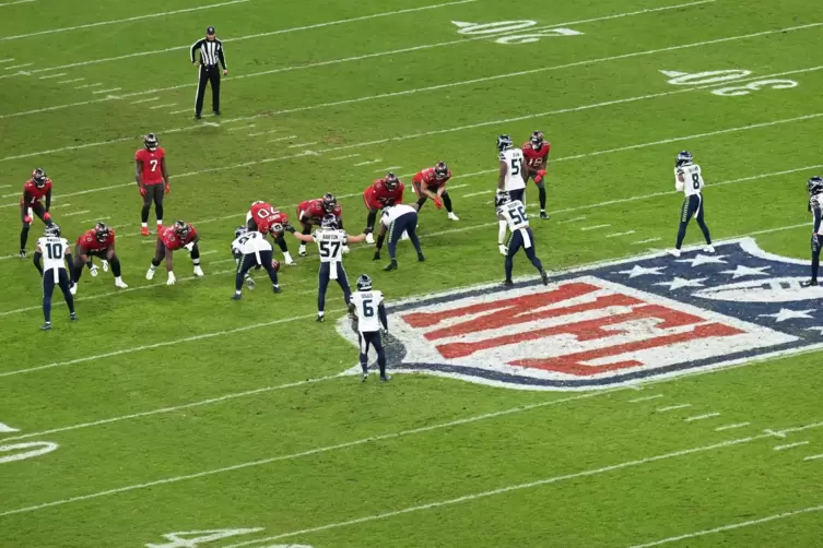 Die Arena bekommt einen neuen Rasen, nachdem die Football-Spieler ihn umgepfl&uuml;gt haben. Die NFL bezahlt. 