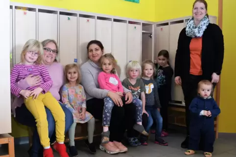 Die Kinder der Kita Sonnenblume in Obersimten und ihre Leiterin Sandra Herzog (links) haben eine neue Schrank-Garderobe vom Förd