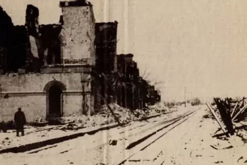 Im Januar 1945 wurde der Edenkobener Bahnhof durch einen Luftangriff zerstört. Die umliegenden Häuser wurden in Mitleidenschaft 