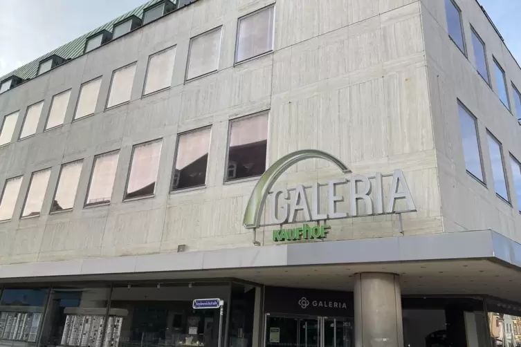 Die Zukunft der Galeria-Karstadt-Kaufhof-Filiale in der Maximilianstraße ist erneut ungewiss.
