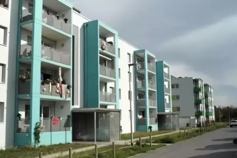 Die Gebäude links sind nach dem Passivhaus-Standard saniert worden, der rechte Block ist ein energieeffizienter Neubau.