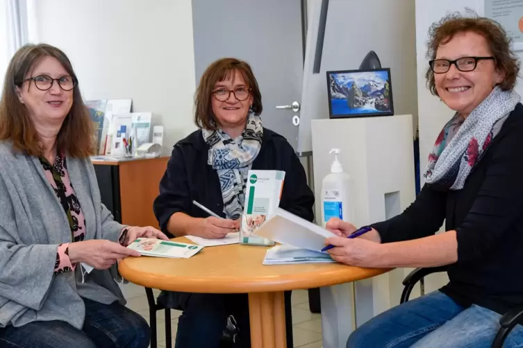 Rund 800 F&auml;lle bearbeiten die Pflegeberaterinnen (von links) Dagmar Rademacher, Sybille Wolf und Heike Sch&auml;fer jedes Jahr. 