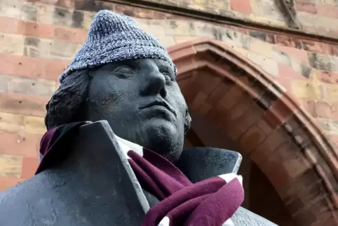Das Bündnis gegen das Frieren demonstriert beim Luther-Denkmal auf dem Stiftsplatz. 