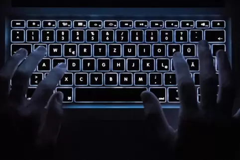 Über mehrere Knotenpunkte verschlüsselt: Im Darknet haben die Ermittlungsbehörden nur wenige Möglichkeiten zu agieren. Über mehrere Knotenpunkte verschlüsselt: Im Darknet haben die Ermittlungsbehörden nur wenige Möglichkeiten zu agieren.