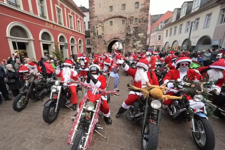 Weihnachtsmänner auf schweren Maschinen: die „Harley Davidson riding Santas“ vor dem Altpörtel.