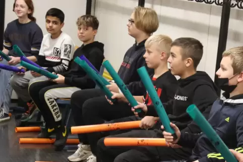 Die Schüler begrüßten die Besucher mit so genannten Boomwhackers. 