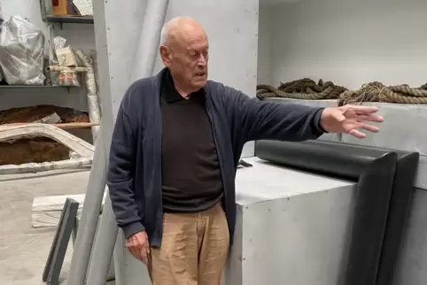 Fingerzeige: Erwin Wortelkamp in seinem Schaulager. 