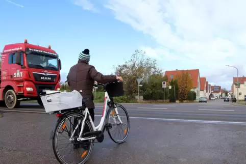 Nicht ungefährlich: Vom Naherholungsgebiet kommende Radfahrer und Spaziergänger überqueren regelmäßig in Höhe der Waldstraße in 