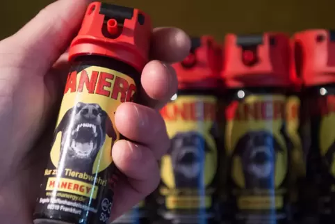 Ein Mädchen versprühte Tierabwehrspray auf Pfefferbasis und versprühte es in der Sporthalle.