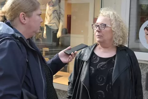 Spontaninterview: Helga Maier (links) im Gespräch mit RHEINPFALZ-Mitarbeiterin Tanja Daub.