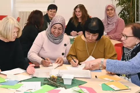 Gabi Fuchs, Mariam Abo Lail, Piyale Kilic-Wendel und Edeltraud Schlaghecken (von links) beim Verfassen von handschriftlichen Tex