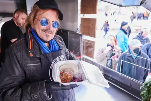 Schlagerikone Frank Zander gibt Essen an Obdachlose in Berlin aus. Wie immer gibt es Gans.