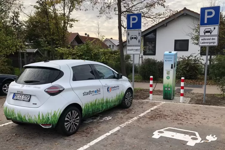 Kann Elektro- und Plugin-Fahrzeuge mit bis zu 22 Kilowattstunden laden: die neue E-Ladesäule in Großniedesheim.