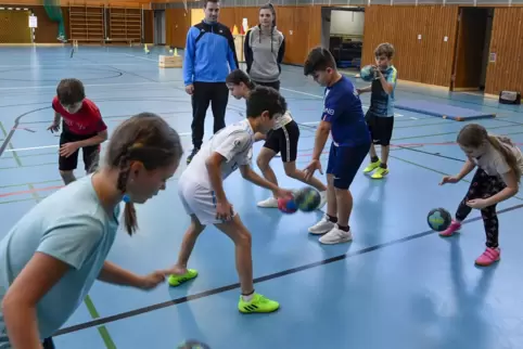 Spaß am Handball vermittelten Sebastian Klostermann und Viktoria Rößnick (hinten, von links) den Kindern der Pestalozzi-Schule. 