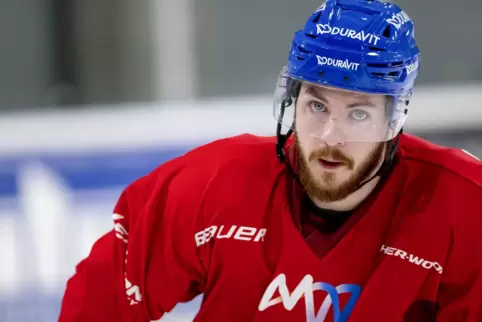 Zurück: Ryan MacInnis.