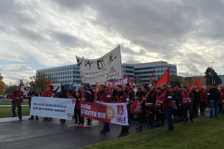 Kurz nach 10 Uhr starten die Streikenden am Werkstor 1 in Richtung B&uuml;rgerpark.