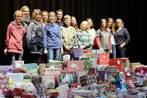 Die Mitglieder der Nachhaltigkeits-AG des Hofenfels-Gymnasiums haben mehr als 100 Geschenke für ukrainische Kinder gesammelt.
