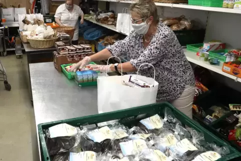 Ehrenamtliche Helferinnen bei ihrem Einsatz bei der Tafel Wörth. 