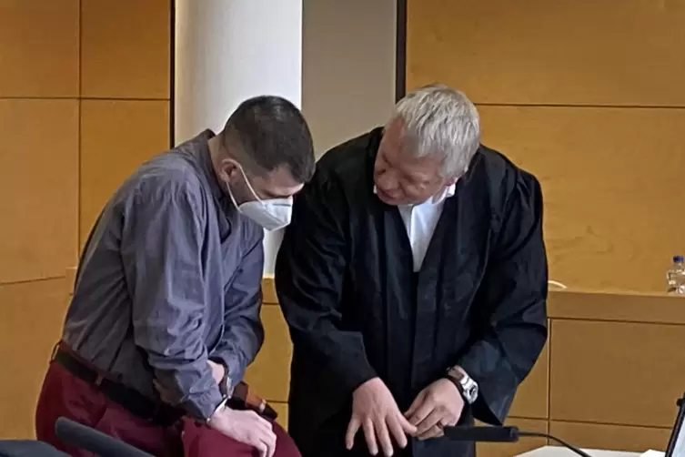 Der Hauptangeklagte Andreas S. – hier in Handschellen mit seinem Anwalt Lars Nozar – wird zumindest wegen Wilderei verurteilt we
