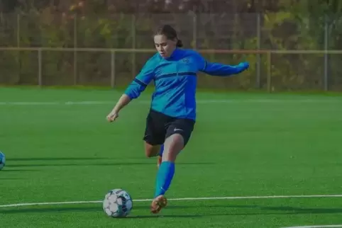  Leonie Lösch aus Lingenfeld ist Fußballerin sowie Gitarristin und Sängerin einer Band. 