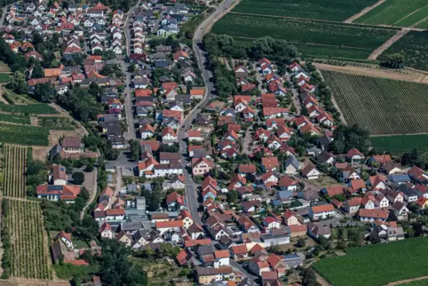 (Fast ganz) Kleinkarlbach von oben, zumindest mal mit den Wahrzeichen Kirche und Bürgerhaus. 