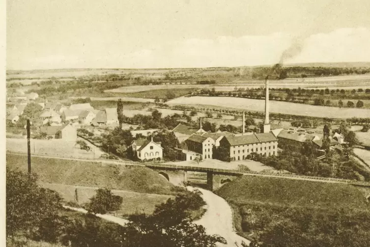 Kleinkarlbach im Jahr 1920 mit der damaligen Farbenfabrik Spie&szlig; im Vordergrund. 
