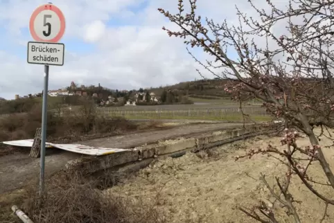 Start der Trasse an zugeschütteter Brücke westlich der Wellpappenfabrik (so sah es an der Stelle im März 2021 aus).