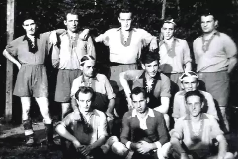 Vor 70 Jahren: die Mannschaft des SV Ohmbach in der Spielzeit 1951/1952, Fünf Jahre zuvor war der Sportverein gegründet worden. 