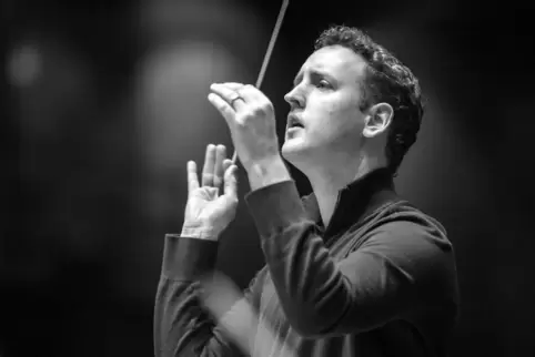 Chefdirigent Michael Francis stand am Pult der Deutschen Staatsphilharmonie. 