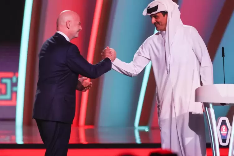 Fifa-Boss Gianni Infantino (links) und Scheich Tamim bin Hamad Al Thani, Emir von Katar. 