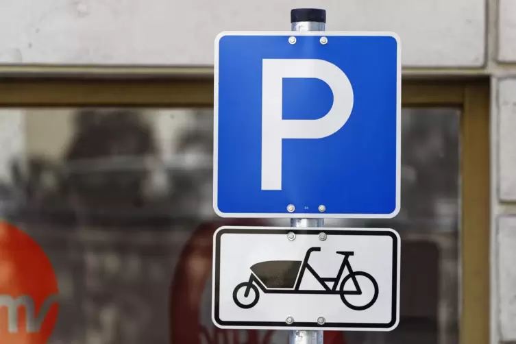 Neue Verkehrsschilder in der Stadt: Parken für Lastenräder.