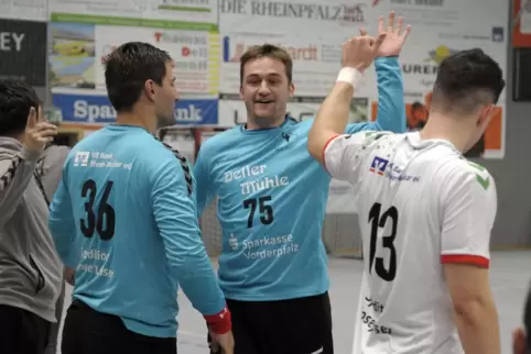 Mika Schwenken (Mitte) klatscht sich mit Yessine Meddeb ab, rechts im Bild Roko Peribonio. 