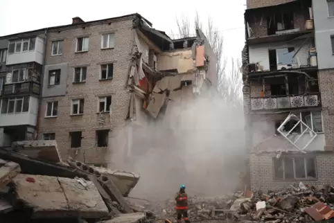 Die russischen Streitkräfte zertrümmern mit Explosivwaffen ukrainische Städte und Dörfer. Bei einem Raketenangriff am 11. Novemb