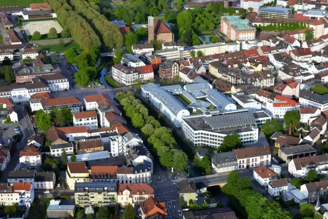 Zweibrücken hat gute Nachrichten für seine Hausbesitzer. Das Foto zeigt die Innenstadt mit Hallplatzgalerie, Schloss und Heilig- Zweibrücken hat gute Nachrichten für seine Hausbesitzer. Das Foto zeigt die Innenstadt mit Hallplatzgalerie, Schloss und Heilig-