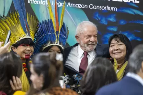 Brasiliens wiedergewählter Präsident Lula wird beim Welt-Klimagipfel von Amazonas-Bewohnern gefeiert. 
