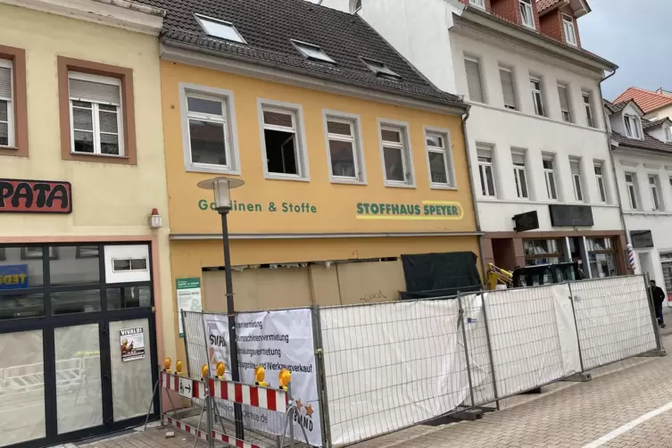 Eingez&auml;unt: Immer wieder gibt es Aufr&auml;umarbeiten im Haus, die Stadt plant mit dem Neuaufbau.