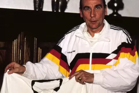 Horst Eckel zeigt sein Trikot von der WM 1954. Vor fast 20 Jahren war das. Nun wird es versteigert. 