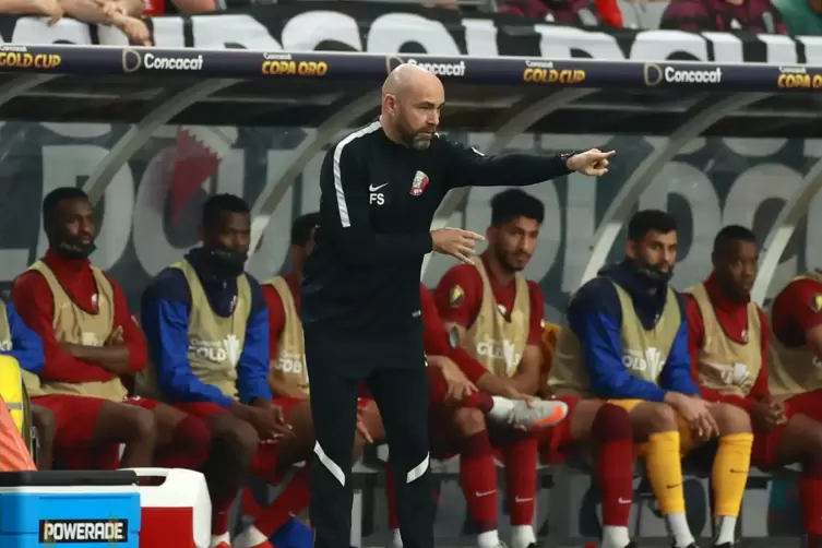 Der spanische Trainer Felix Sanchez gibt den Spielern von Katar Anweisungen.