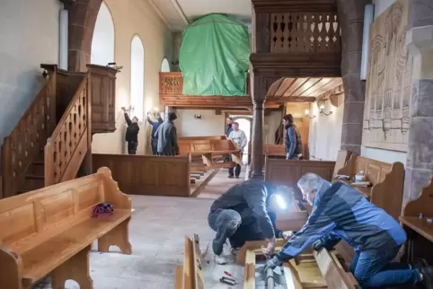 Viele Freiwillige helfen bei den Arbeiten, denn die Kirche liegt nicht nur den Protestanten im Ort am Herzen. 