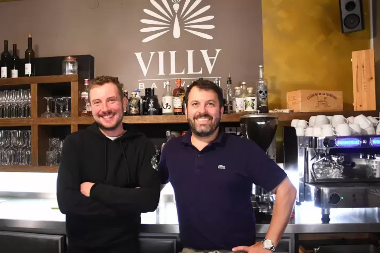 Armin (links) und Karl Barwich wollen sich von der Villa im Industriegebiet trennen.