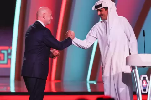 Fifa-Präsident Gianni Infantino (links) und Scheich Tamim bin Hamad Al Thani, Emir von Katar.