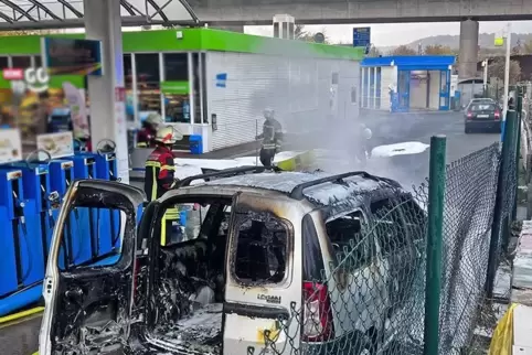 Das Auto brannte an einer Tankstelle völlig aus. 
