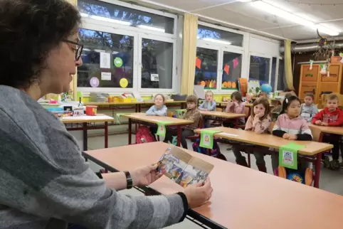 Den Erstklässern der Grundschule am Sommerwald liest Susanne Müller das Pixibuch „Mama und Papa gehen arbeiten“ vor.