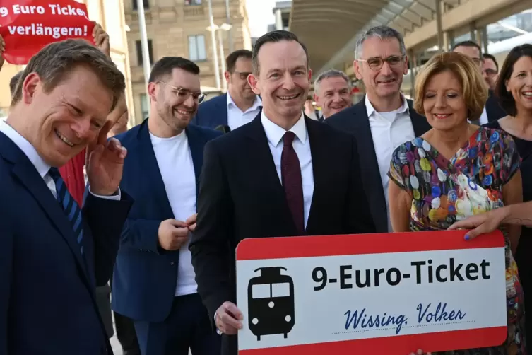Bundesverkehrsminister Volker Wissing sieht sich als Vater des 9-Euro-Tickets und hat sich mit Erfolg für ein Nachfolgeangebot e