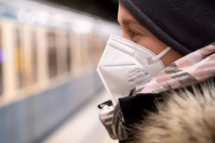 Lockerungen wie eine Aufhebung der Maskenpflicht in öffentlichen Verkehrsmitteln kämen zu früh, findet Armin Grau. 