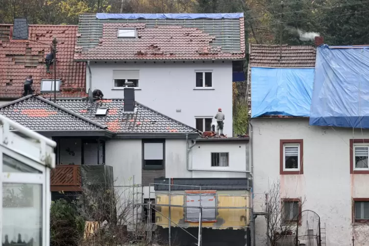 Saarland, Urexweiler: Erste Reparaturarbeiten an den Dächern, die bei dem Tornado beschädigt wurden. 