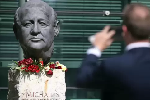 Büste von Michael Gorbatschow vor dem Axel-Springer-Verlagsgebäude in Berlin.